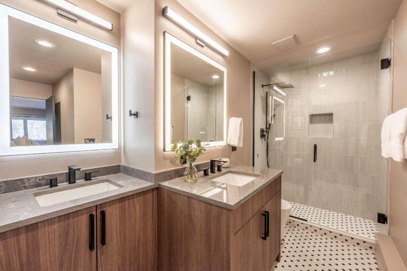 New Luxurious 4BR w Central AC in Aspen's Core - image 33