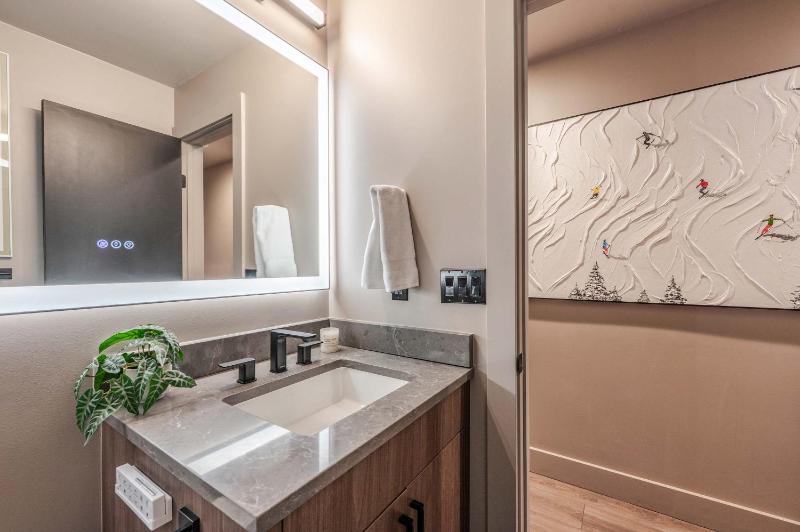 New Luxurious 4BR w Central AC in Aspen's Core - image 40