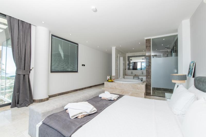 Villa Unlimited 5 Bedroom Luxury Villa with Infinity Pool - image 27