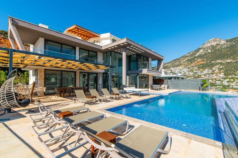 Villa Unlimited 5 Bedroom Luxury Villa with Infinity Pool - image 1