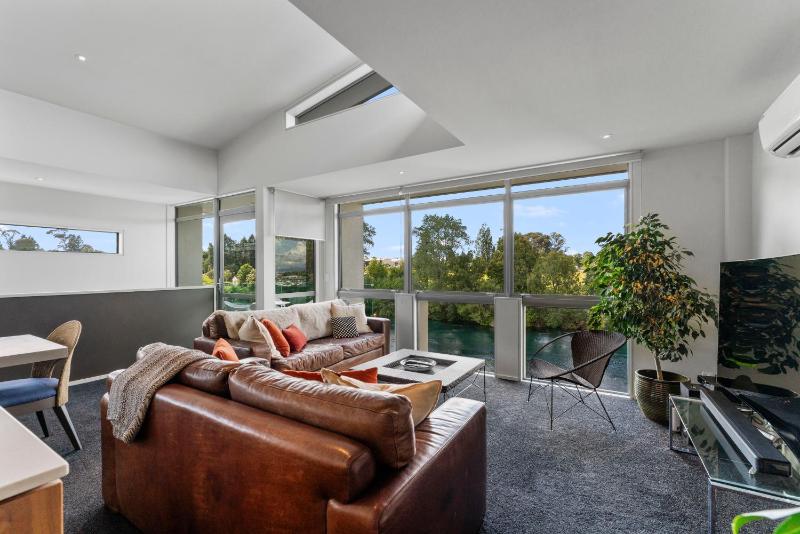Riverlight Haven - Lake Taupo Holiday Home - image 5