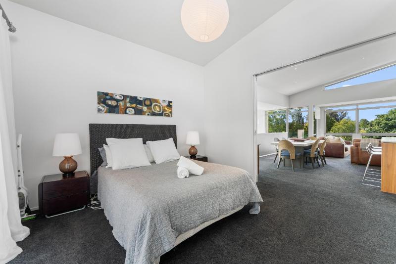 Riverlight Haven - Lake Taupo Holiday Home - image 2