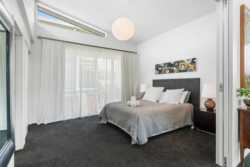 Riverlight Haven - Lake Taupo Holiday Home - image 4