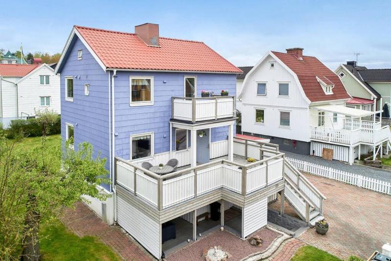 Workers Villa - 4BR - 8 Beds - 2 Kitchens - Volvo - image 1