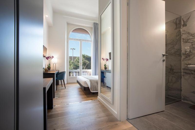 Double Room image 3