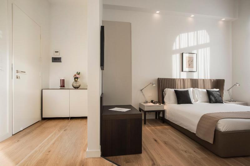 Deluxe Room image 2