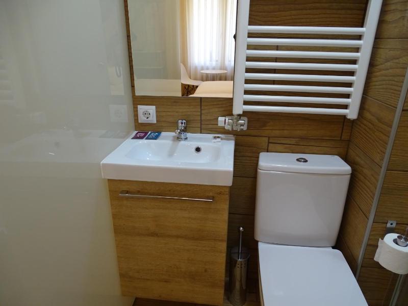 Twin Room image 3