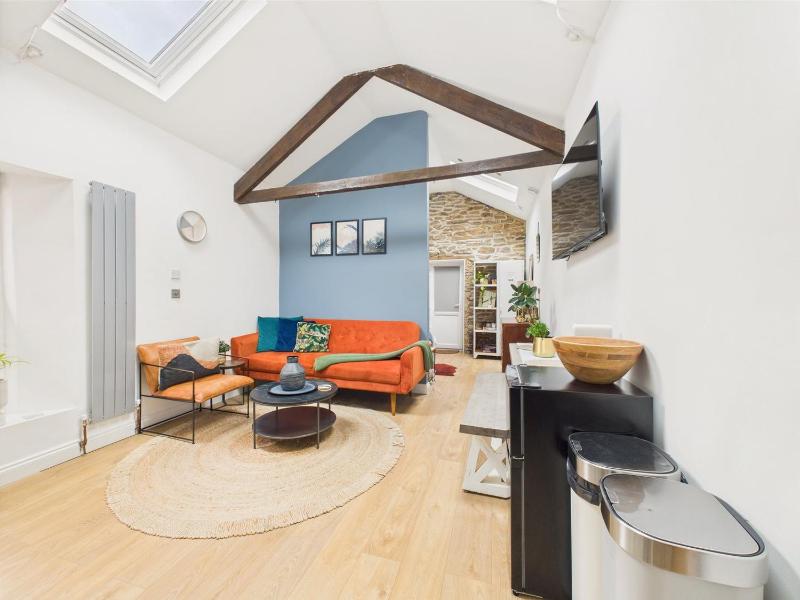 Stylish Central Studio with Parking - image 10