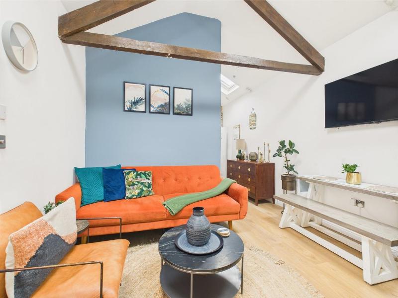 Stylish Central Studio with Parking - image 11