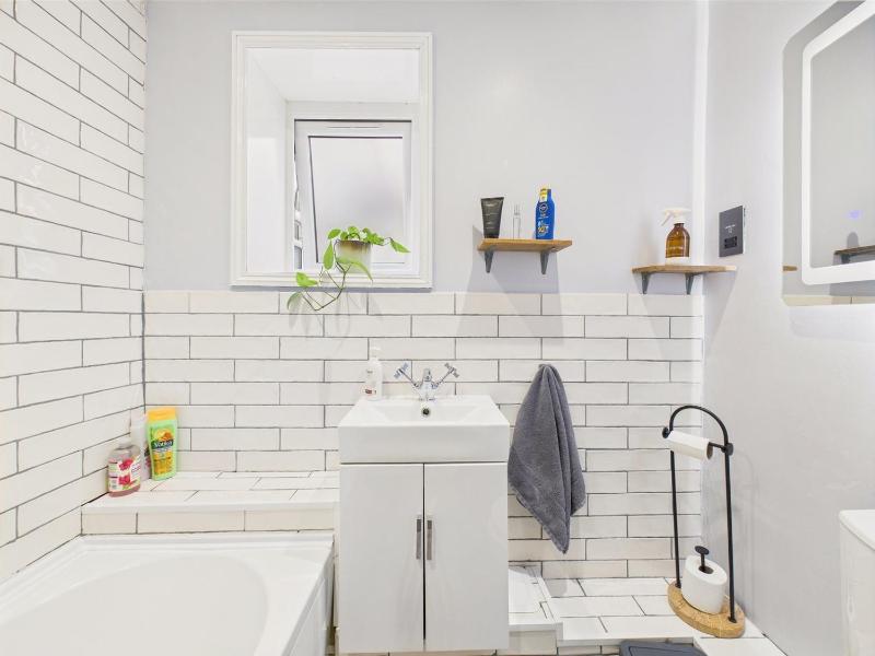 Stylish Central Studio with Parking - image 12