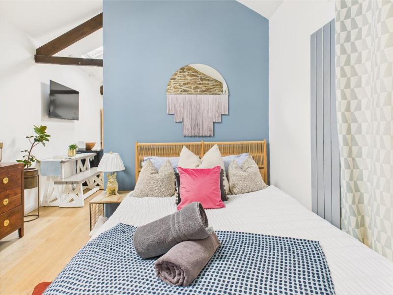 Stylish Central Studio with Parking - image 16