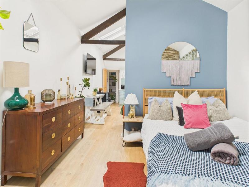 Stylish Central Studio with Parking - image 15