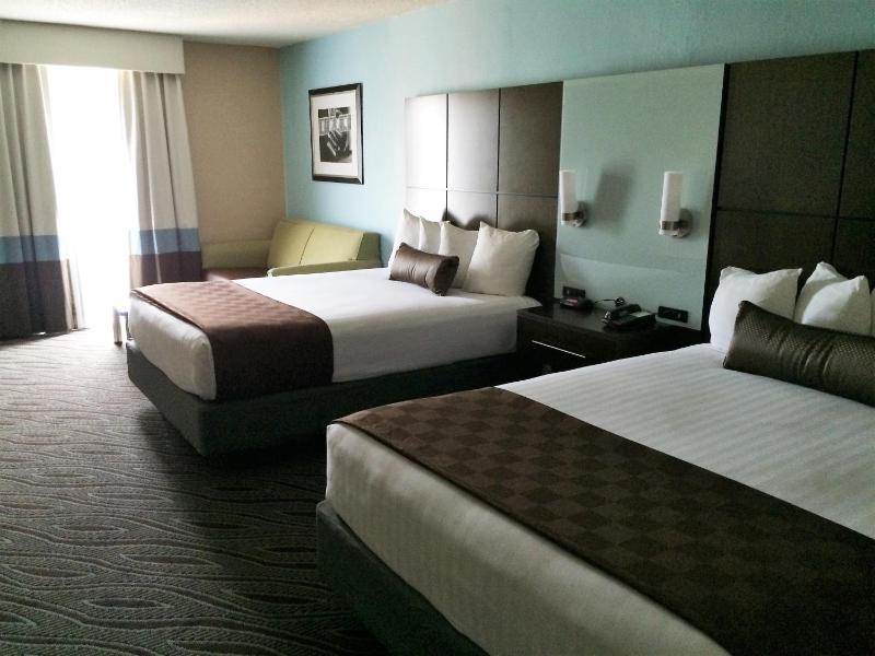 Queen Room with Two Queen Beds with Roll-In Shower image 4