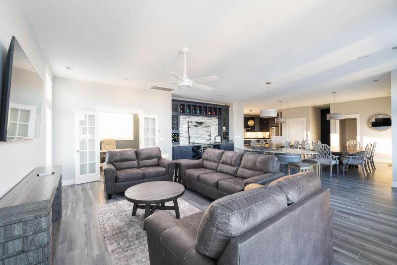 Luxury Condo with Sauna Theater Elevator GameRm - image 29