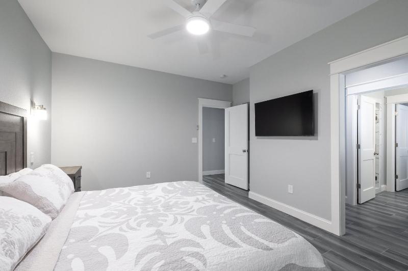 Luxury Condo with Sauna Theater Elevator GameRm - image 7