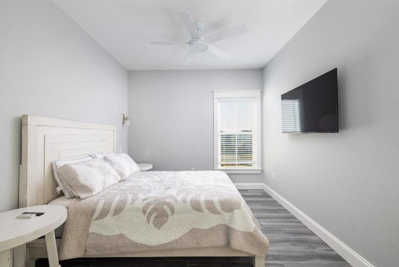 Luxury Condo with Sauna Theater Elevator GameRm - image 2
