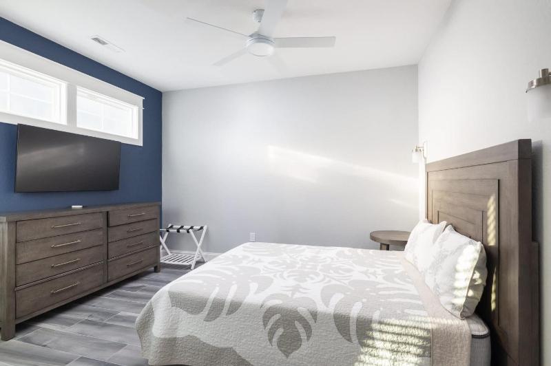 Luxury Condo with Sauna Theater Elevator GameRm - image 24