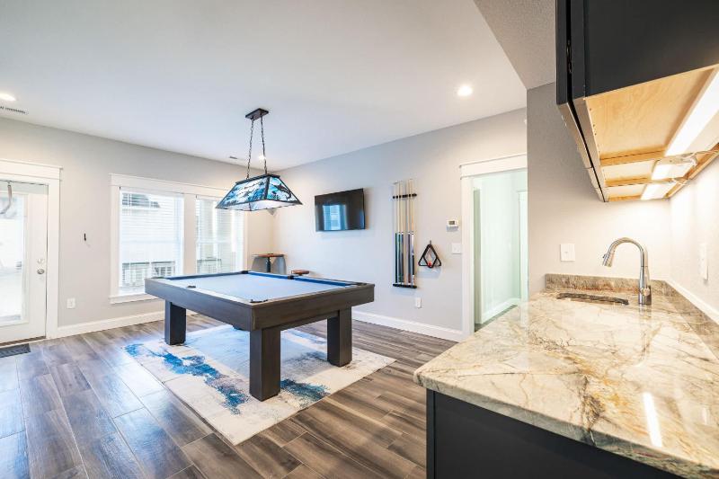 Luxury Condo with Sauna Theater Elevator GameRm - image 31