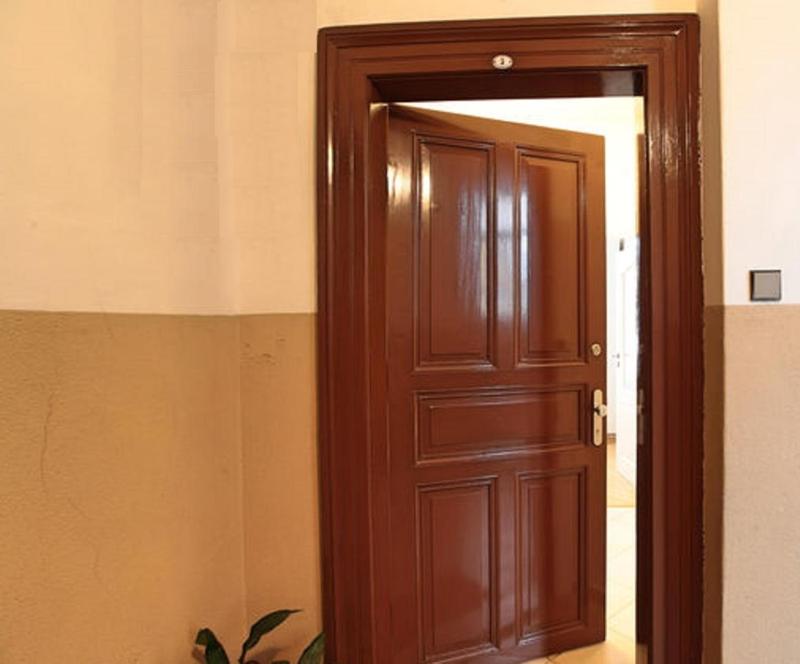 One-Bedroom Apartment image 2