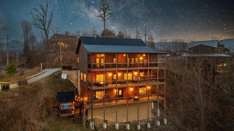 6 bedroom 10 Bed Chalet with Theatre Gameroom Community Pool and Tennis Courts - image 19