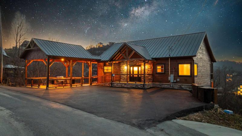 6 bedroom 10 Bed Chalet with Theatre Gameroom Community Pool and Tennis Courts - image 1