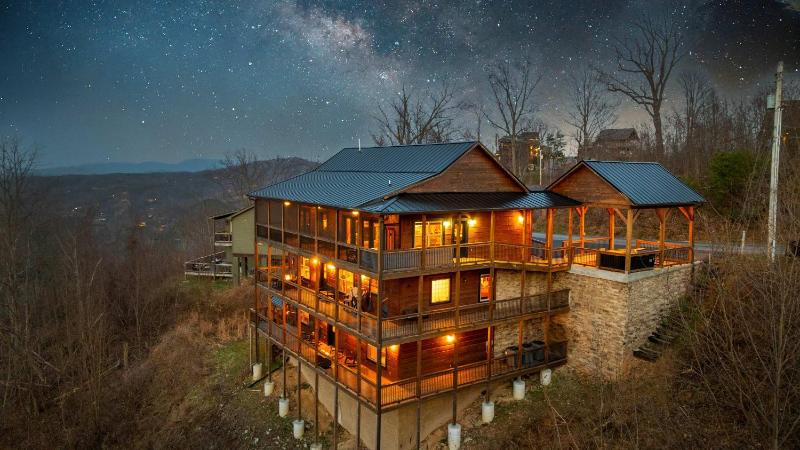 6 bedroom 10 Bed Chalet with Theatre Gameroom Community Pool and Tennis Courts - image 12
