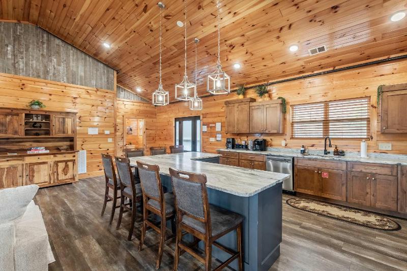 6 bedroom 10 Bed Chalet with Theatre Gameroom Community Pool and Tennis Courts - image 5