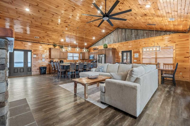 6 bedroom 10 Bed Chalet with Theatre Gameroom Community Pool and Tennis Courts - image 22