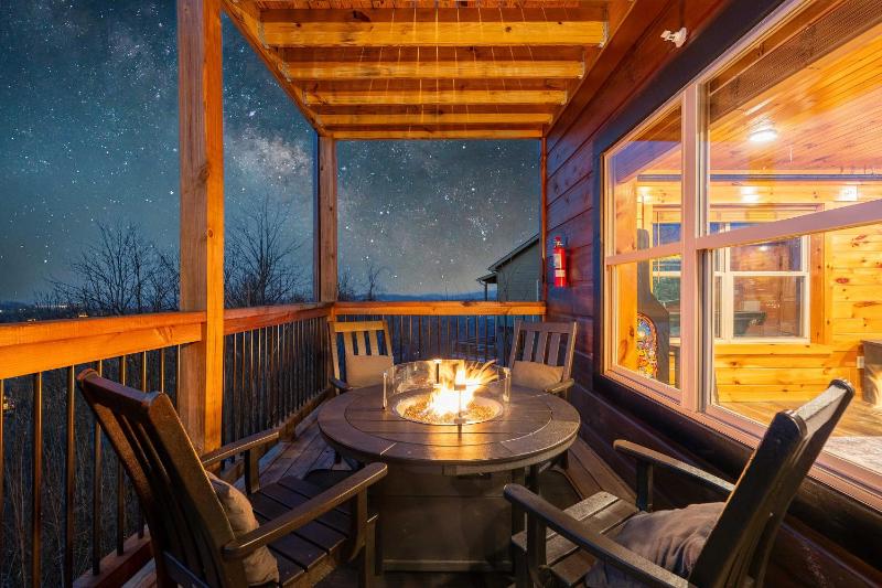 6 bedroom 10 Bed Chalet with Theatre Gameroom Community Pool and Tennis Courts - image 11