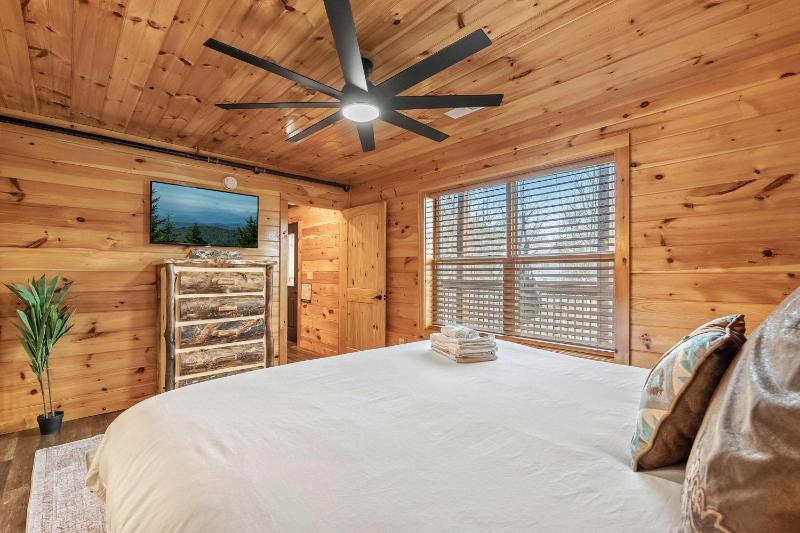 6 bedroom 10 Bed Chalet with Theatre Gameroom Community Pool and Tennis Courts - image 10