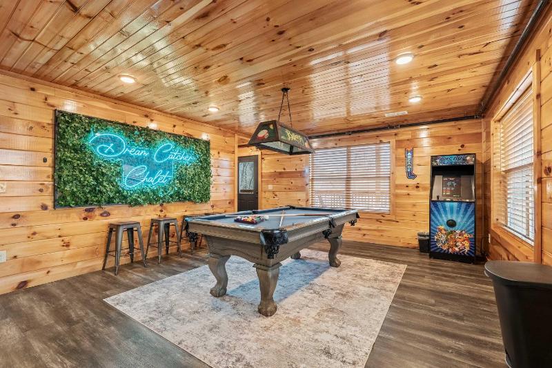 6 bedroom 10 Bed Chalet with Theatre Gameroom Community Pool and Tennis Courts - image 6