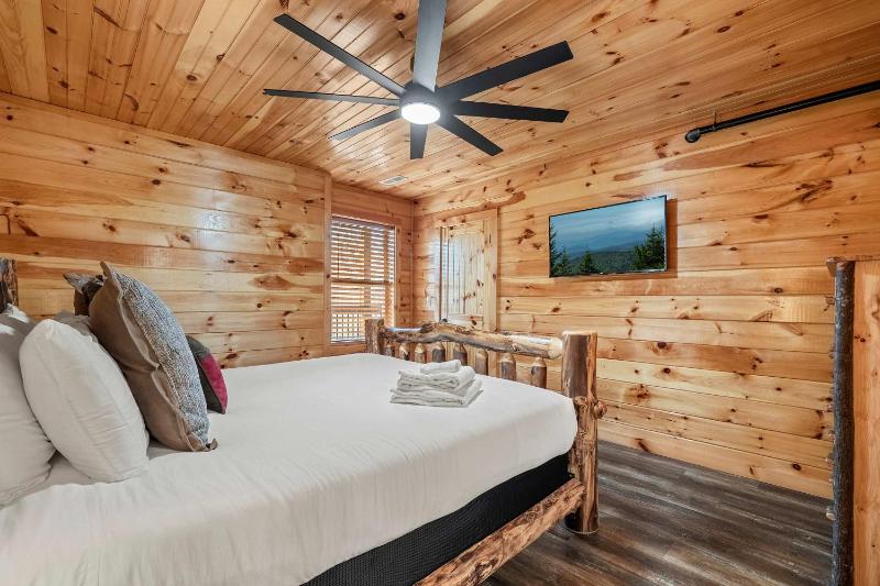 6 bedroom 10 Bed Chalet with Theatre Gameroom Community Pool and Tennis Courts - image 13
