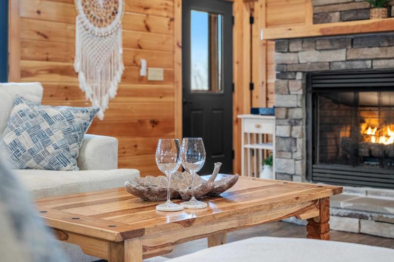 6 bedroom 10 Bed Chalet with Theatre Gameroom Community Pool and Tennis Courts - image 20