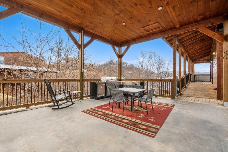 6 bedroom 10 Bed Chalet with Theatre Gameroom Community Pool and Tennis Courts - image 9
