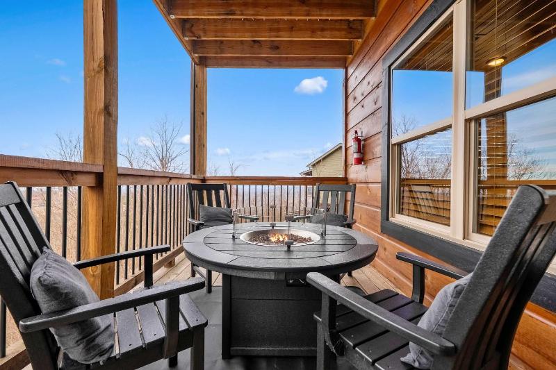 6 bedroom 10 Bed Chalet with Theatre Gameroom Community Pool and Tennis Courts - image 2