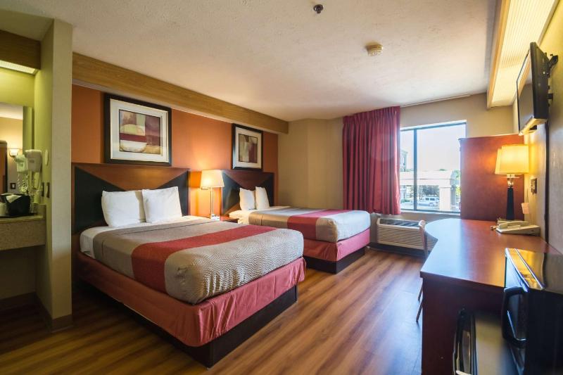 Quadruple Room - Non-Smoking image 1