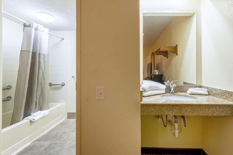 King Room - Disability Access - Non-Smoking image 2