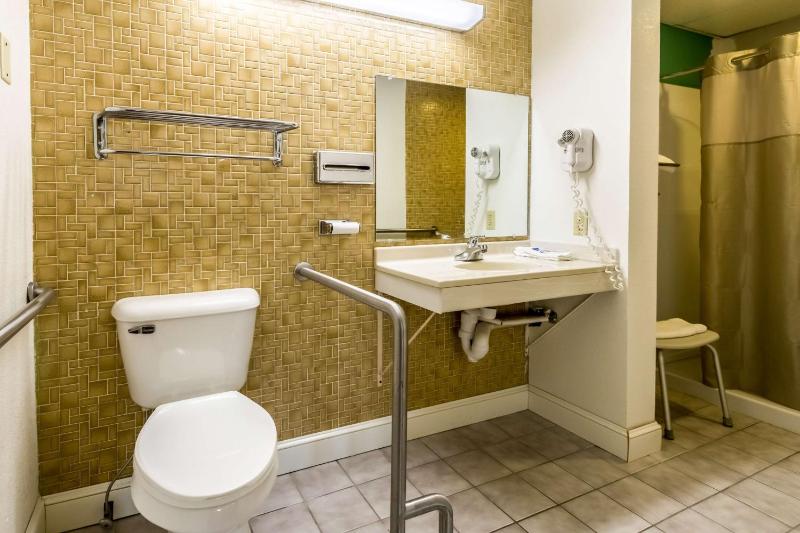 Quadruple Room - Non-Smoking image 4