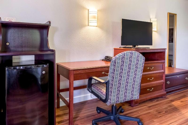 Quadruple Room - Non-Smoking image 1