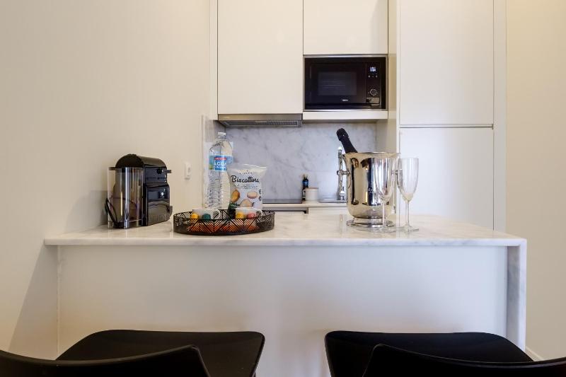 Luxury Style 5 with AC Downtown Porto near Metro - image 6