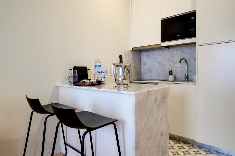 Luxury Style 5 with AC Downtown Porto near Metro - image 4