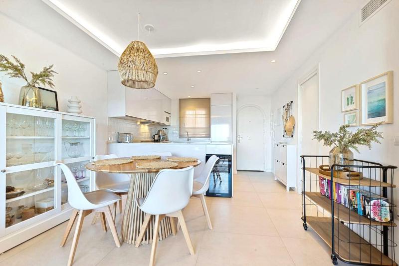 Modern 2-bedroom 2-bathroom apartment - image 7