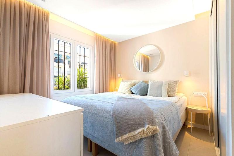 Modern 2-bedroom 2-bathroom apartment - image 6
