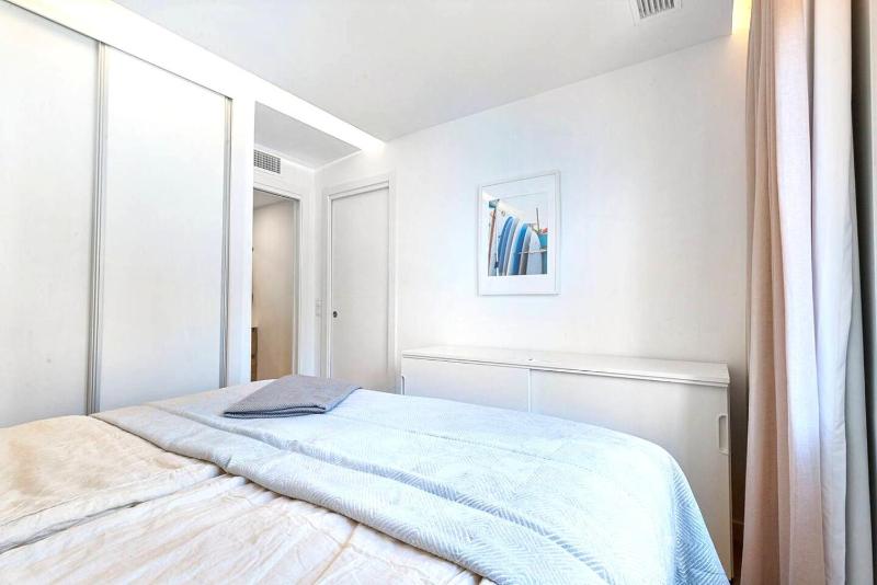 Modern 2-bedroom 2-bathroom apartment - image 8