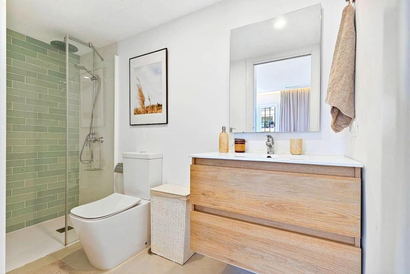 Modern 2-bedroom 2-bathroom apartment - image 12