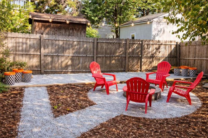 Remodeled Modern Home - private backyard & games! - image 46