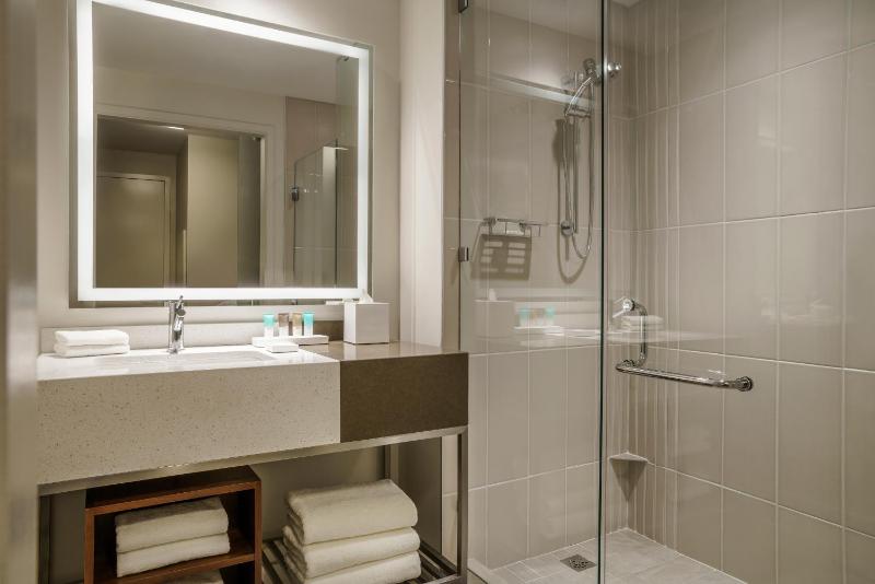 Queen Room with Two Queen Beds - Club Access image 3