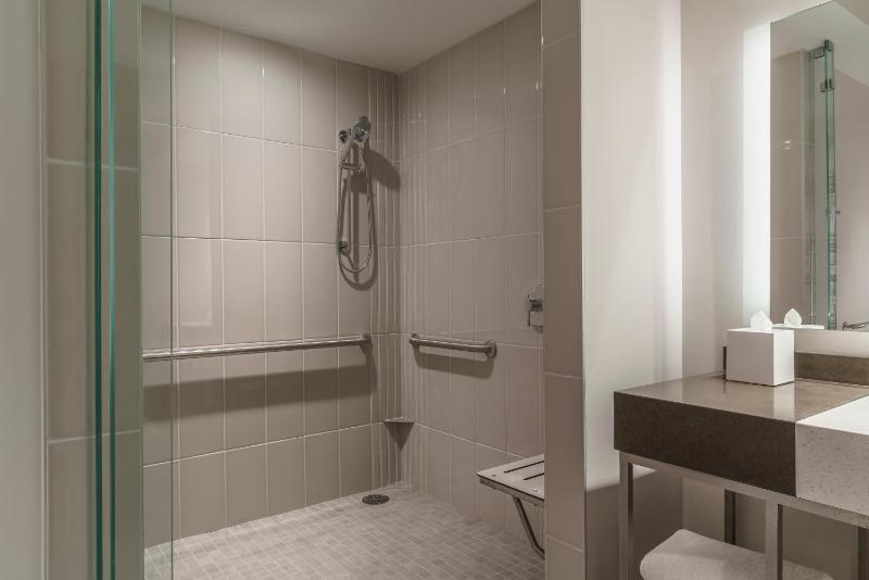 Queen Room with Two Queen Beds with Accessible Tub - Disability Access image 3
