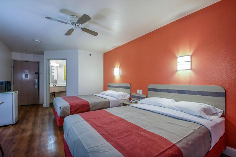 Queen Room with Two Queen Beds - Non-Smoking image 4