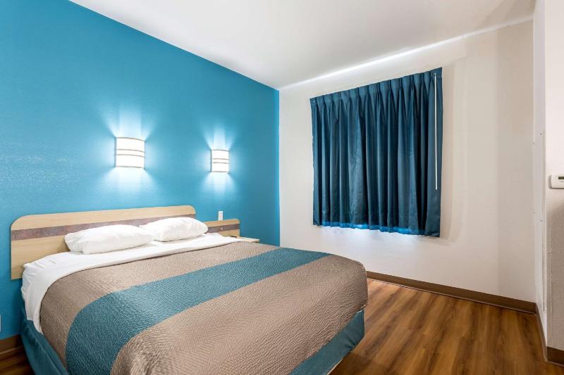 Queen Room - Smoking image 4